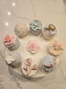 Mini cakes with sugar paste decoration