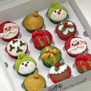 CHRISTMAS DECORATED CUP CAKE